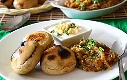 Litti chokha, avec baigan bharta, un mets d'Inde du Nord.