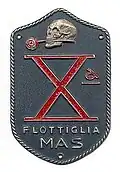 Plaque de manche de la Decima Flottiglia MAS, arborant son symbole d'un crâne avec une rose entre les dents, référence au commandant Todaro qui estimait que la mort au combat est une belle chose parfumée comme une rose.