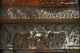 Linteau sculpté.