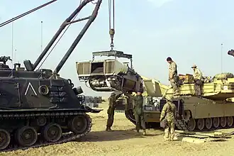 U.S. Marines avec un M88A1 plaçant un Honeywell AGT1500 dans un M1A1 Abrams au Koweït en 2003.