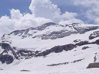 Le versant nord du mont Perdu et son glacier en hiver.