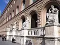 La Bayerische Staatsbibliothek de 1843, bâtiment représentatif du Rundbogenstil (« style de l’arc en plein cintre » littéralement), aux diverses influences notamment classiques et romanes. Populaire pendant le Gründerzeit, époque de l'essor industriel et des mouvements de réunification allemands.