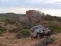 Un véhicule dans le désert de Gibson.