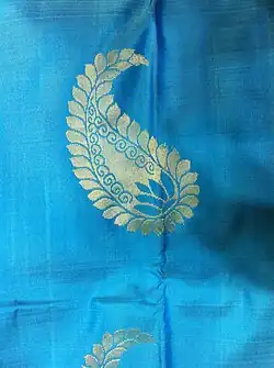 Manga butu ou Mankolam (Boteh) sur un sari de soie de Kanchipuram.