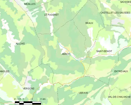 Carte élémentaire montrant les limites de la commune, les communes voisines, les zones de végétation et les routes