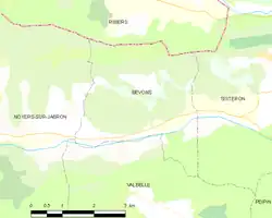 Carte élémentaire montrant les limites de la commune, les communes voisines, les zones de végétation et les routes