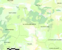 Carte élémentaire montrant les limites de la commune, les communes voisines, les zones de végétation et les routes