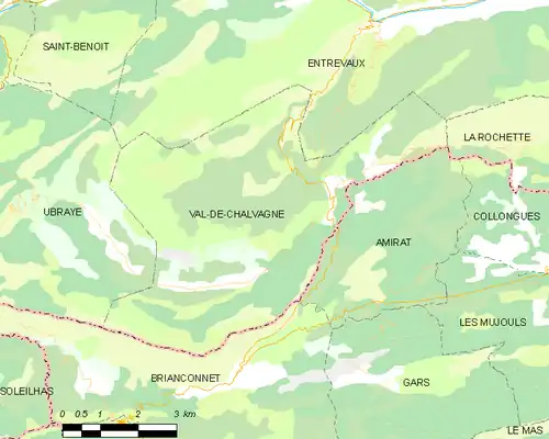 Carte élémentaire montrant les limites de la commune, les communes voisines, les zones de végétation et les routes
