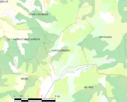 Carte élémentaire montrant les limites de la commune, les communes voisines, les zones de végétation et les routes