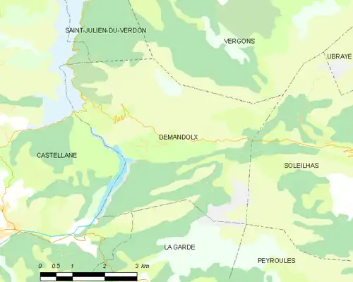 Carte élémentaire montrant les limites de la commune, les communes voisines, les zones de végétation et les routes