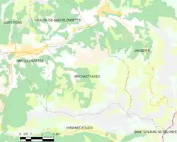 Carte élémentaire montrant les limites de la commune, les communes voisines, les zones de végétation et les routes