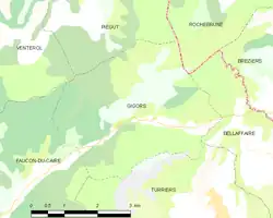 Carte élémentaire montrant les limites de la commune, les communes voisines, les zones de végétation et les routes