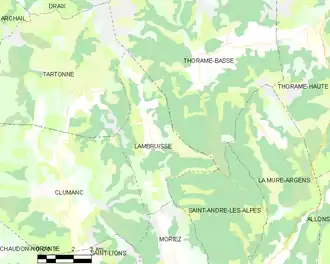 Carte élémentaire montrant les limites de la commune, les communes voisines, les zones de végétation et les routes