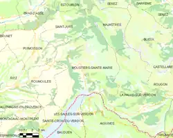 Carte élémentaire montrant les limites de la commune, les communes voisines, les zones de végétation et les routes