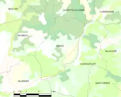Carte élémentaire montrant les limites de la commune, les communes voisines, les zones de végétation et les routes
