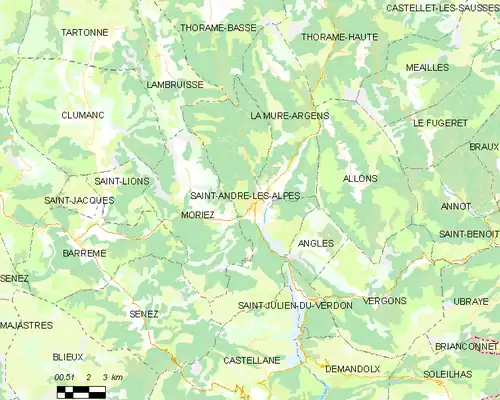 Carte élémentaire montrant les limites de la commune, les communes voisines, les zones de végétation et les route