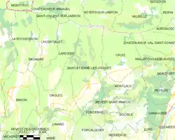 Carte élémentaire montrant les limites de la commune, les communes voisines, les zones de végétation et les routes