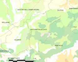 Carte élémentaire montrant les limites de la commune, les communes voisines, les zones de végétation et les routes