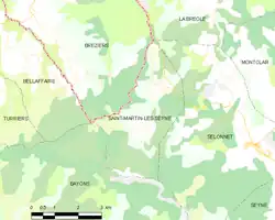 Carte élémentaire montrant les limites de la commune, les communes voisines, les zones de végétation et les routes