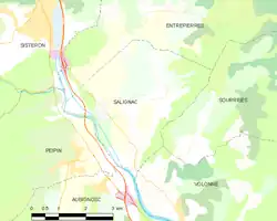 Carte élémentaire montrant les limites de la commune, les communes voisines, les zones de végétation et les routes
