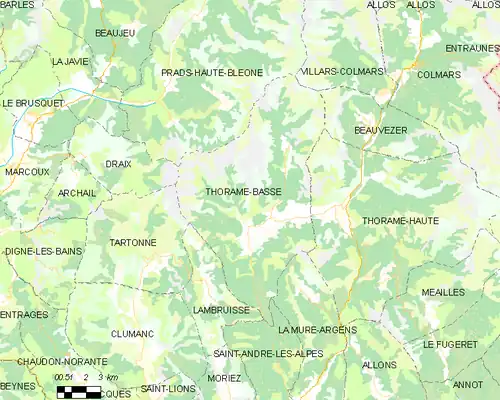 Carte élémentaire montrant les limites de la commune, les communes voisines, les zones de végétation et les routes