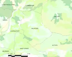 Carte élémentaire montrant les limites de la commune, les communes voisines, les zones de végétation et les routes