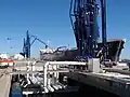 Bras de chargement marine avec un long bras externe.