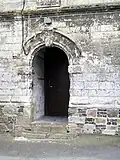 La porte latérale de l'église.