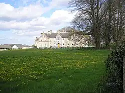 Couvent des Sœurs de la Miséricorde, ordre fondé en 1831. Les sœurs s'occupent d'une école secondaire.
