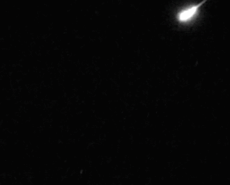 Un météore des Draconides filant vers la Terre.