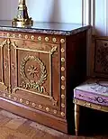 Commode Empire aux tiroirs masqués par deux vantaux, l'apparentant à un buffet.