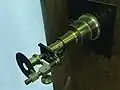 Microscope projectif solaire (gros plan sur le microscope)