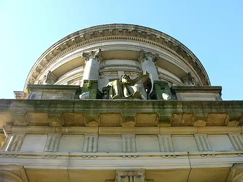 Vue en contreplongée depuis la porte principale