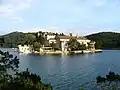 Monastère sur l'îlot de Veliko jezero.