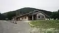 Le foyer de ski de fond devant le sommet des Bévieux.