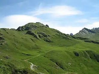 Le mont Coin et la Pierra Menta par-delà le col du Coin à droite depuis la croix du Berger au sud-ouest.