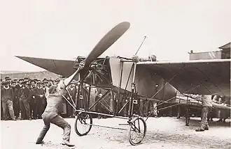 Léon et Robert Morane, mise en route du moteur avant la tentative.