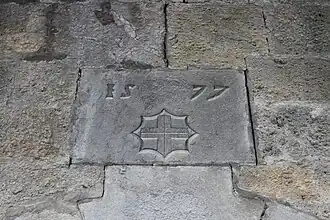Pierre datée de 1577.