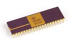 Microprocesseur Motorola MC6800 en boîtier céramique à broches dorées.