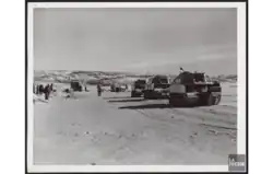 Port Radium TNO, 25 avril 1946. Des autoneiges tentent de dégager un véhicule tombé dans une fissure de glace.