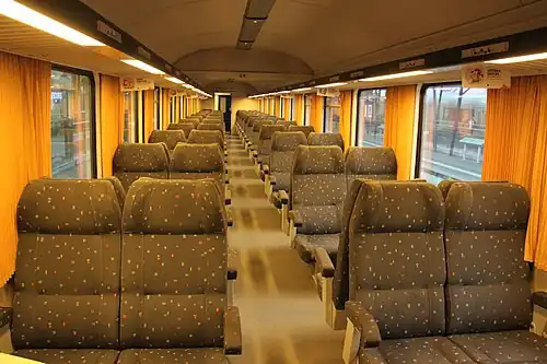 Intérieur d'une voiture de 2e&nbsp;classe climatisée.
