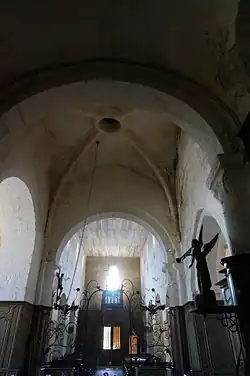 La nef et les clôtures de l'église.