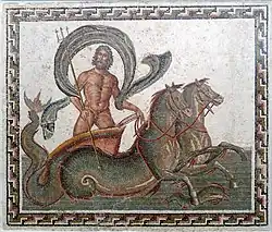 Mosaïque représentant un personnage masculin nu et barbu tenant un trident et des brides d'un équipage de deux animaux fantastiques avec un avant-corps de cheval et l'arrière en forme de queue de poisson