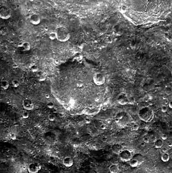 photographie spatiale noir et blanc d'un cratère vu de dessus