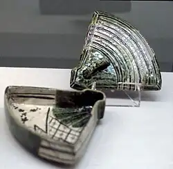 Plat et couvercle. Grès de Mino dans le style de Furuta Oribe[12], glaçure vert de cuivre, décor peint en noir. L. env. 18&nbsp;cm. Vers 1600. Musée national de Tokyo