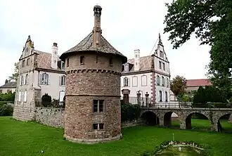 Donjon actuel (construit en 1866) abritant la bibliothèque privée du château.
