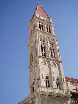 La tour-clocher.