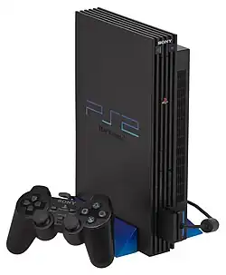 Photo d'une console rectangulaire noire et de sa manette.