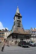 Clocher séparé avec demeure.