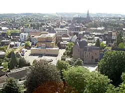 Côté sud-est, l'arrière bâtiment de l'Hôtel de ville et au fond la nouvelle église de Saint-Martin
